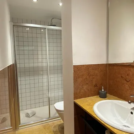 - Downtown With Ac And Parking *